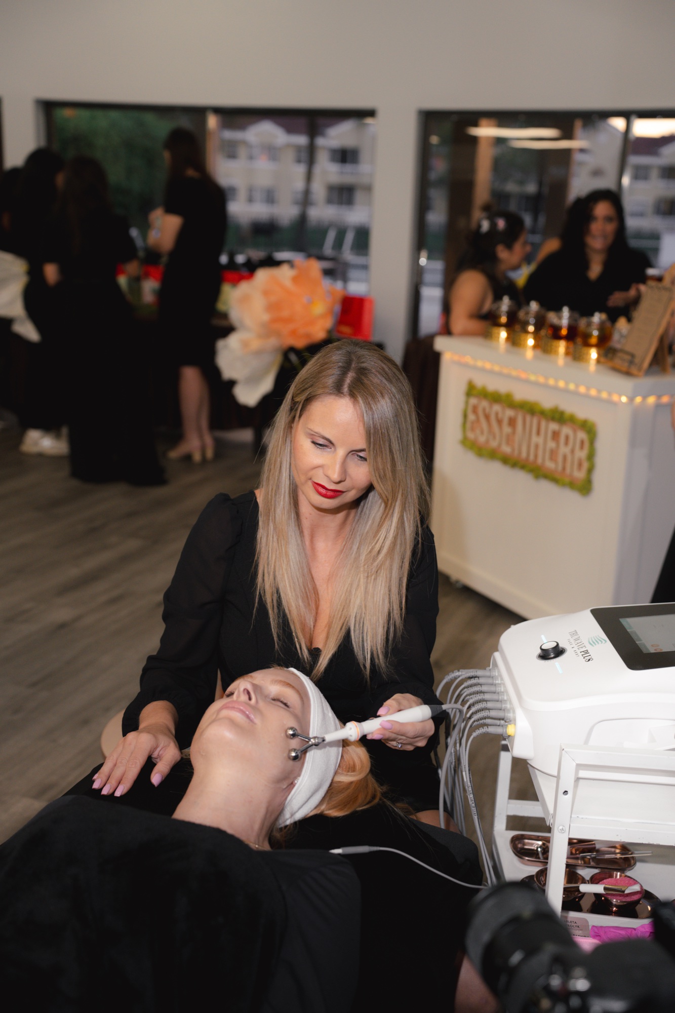 Live Truwave facelift demo near the Essenherb tea bar